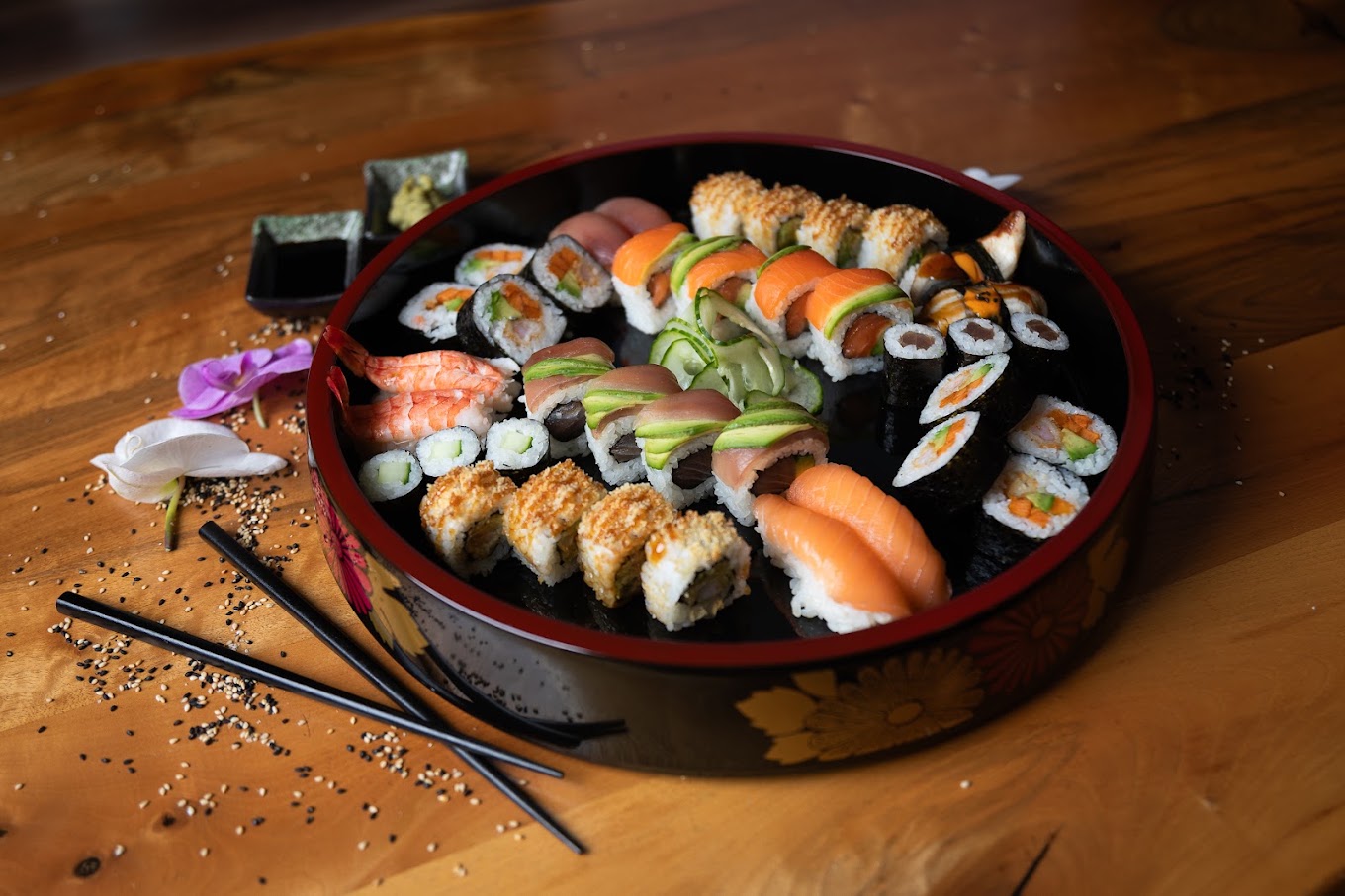 Grosse runde Sushi-Platte auf dem Holztisch von Sushi Momo Palace, angerichtet für das All You Can Eat Buffet