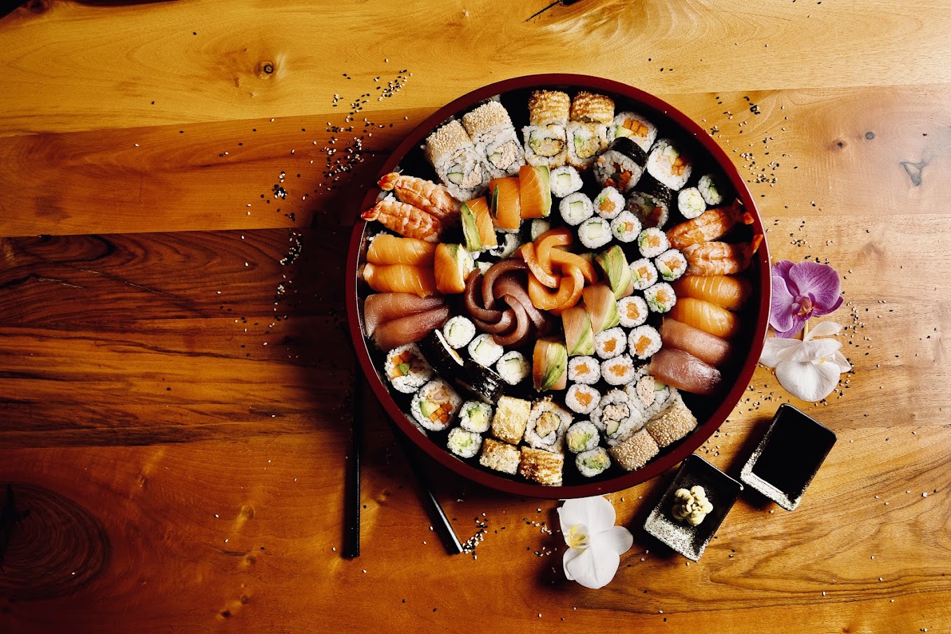 Sushi-Platte von oben fotografiert mit verschiedenen Nigiri und Maki, Sushi Momo Palace